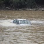 Kako izaći iz automobila koji tone
