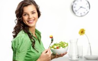 Djevojka sa zdjelom salate, Foto: Dmitriy Shironosov/Shutterstock