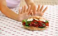Žena odbija veliki sendvič, Foto: Julija Sapic/Shutterstock