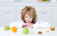 Žena na dijeti bira namirnice, Foto: Valua Vitaly/Shutterstock