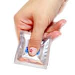 prezervativ u ruci