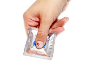 prezervativ u ruci