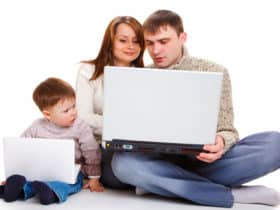 obitelj sa laptopom