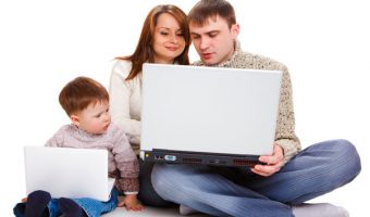 obitelj sa laptopom