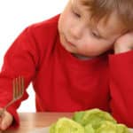 dijete jede povrće