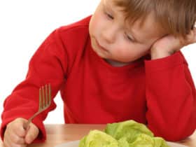 dijete jede povrće
