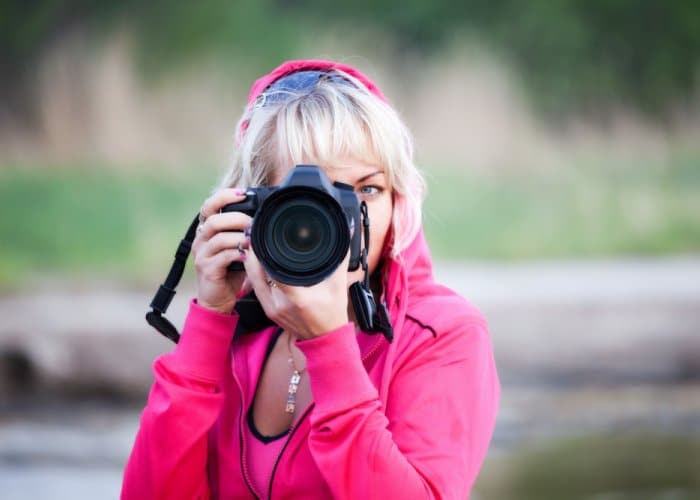 žena s fotoaparatom