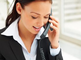 žena priča na telefon