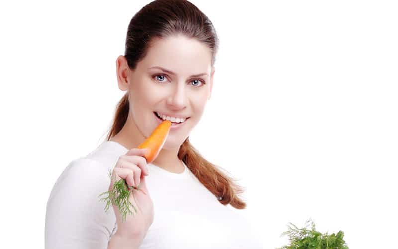 žena jede mrkvu