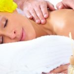 žena na masaži