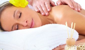 žena na masaži