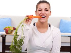 djevojka jede mrkvu