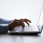osoba na laptopu