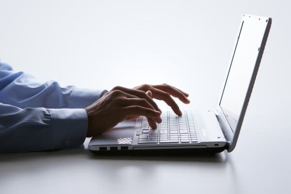 osoba na laptopu