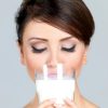 žena koja pije mlijeko