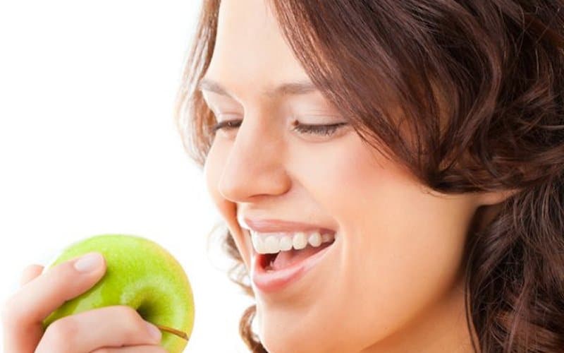 djevojka jede jabuku