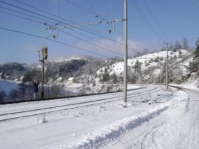 brod moravice prekrivene bijelim pokrivačem