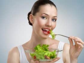 djevojka jede salatu