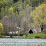 kućica uz jezero