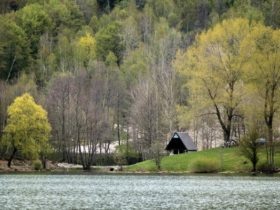 kućica uz jezero