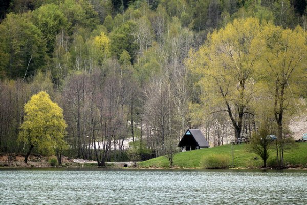 kućica uz jezero