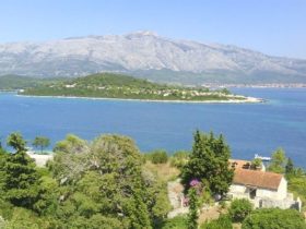 Pogled na otok Gubavac sa otoka Vrnika