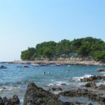 pogled na stjenovitu plažu