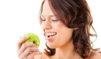 djevojka jede jabuku