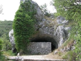 titova spilja na visu