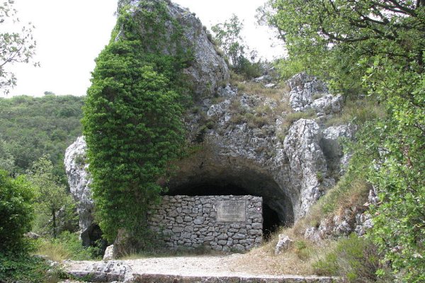 titova spilja na visu