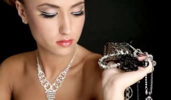 žena s nakitom u ruci