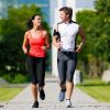 muškarac i žena trče