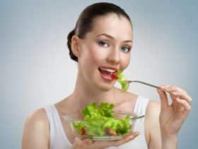 zena-jede-salatu