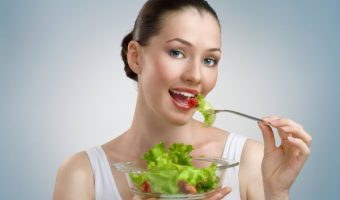 zena-jede-salatu
