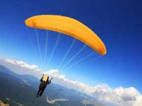 žuti paraglider