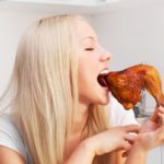 djevojka jede piletinu