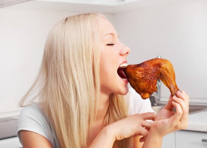 djevojka jede piletinu