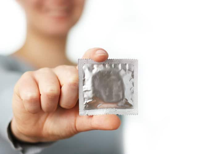 kondom u ruci