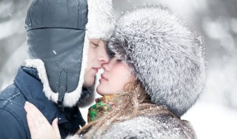 poljubac na snijegu