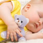 beba spava - fiziološka otopina