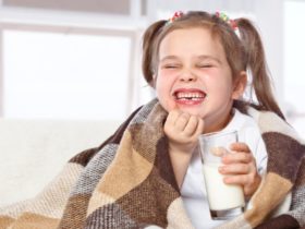 djevojčica s čašom mlijeka