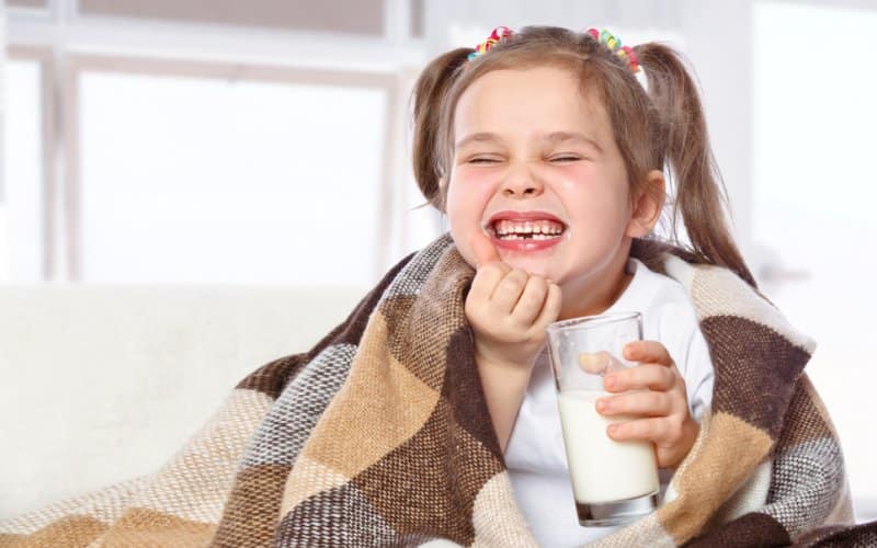 djevojčica s čašom mlijeka