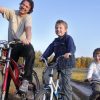 tata i djeca na biciklima