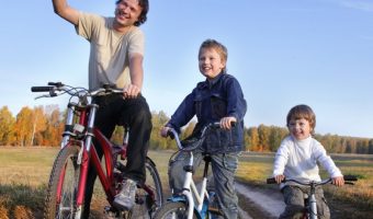 tata i djeca na biciklima
