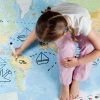 djevojčica i karta svijeta