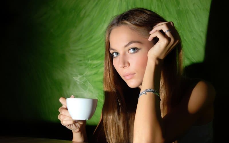 žena pije kavu