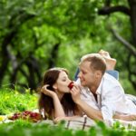 ljubavni par na pikniku