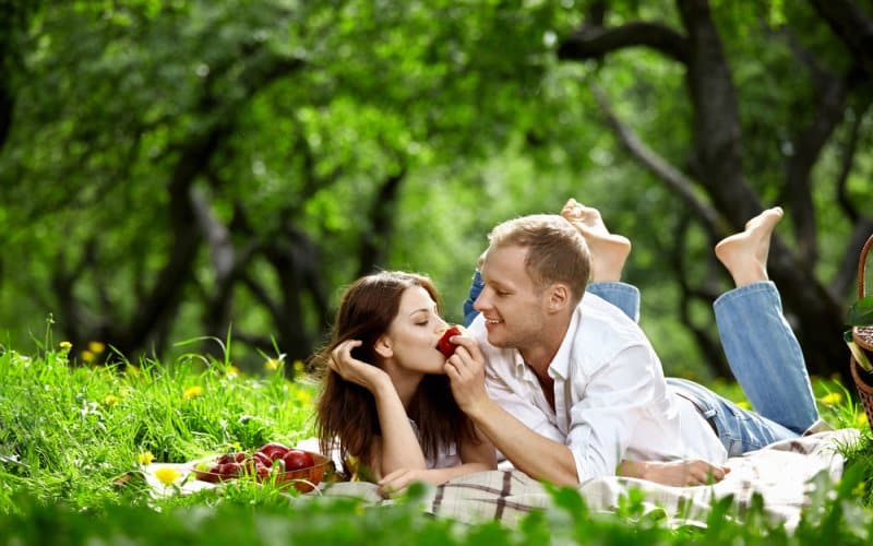 ljubavni par na pikniku