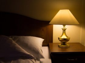 krevet i lampa
