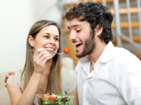 muškarac i žena jedu salatu